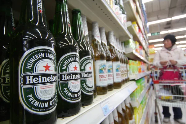 2011年4月8日 中国東部江蘇省南通のスーパーマーケットでハイネケンビールのボトルの隣に飲み物を買うお客様 — ストック写真