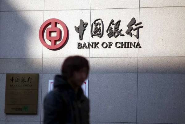 Une Piétonne Passe Devant Une Succursale Bank China Boc Dans — Photo