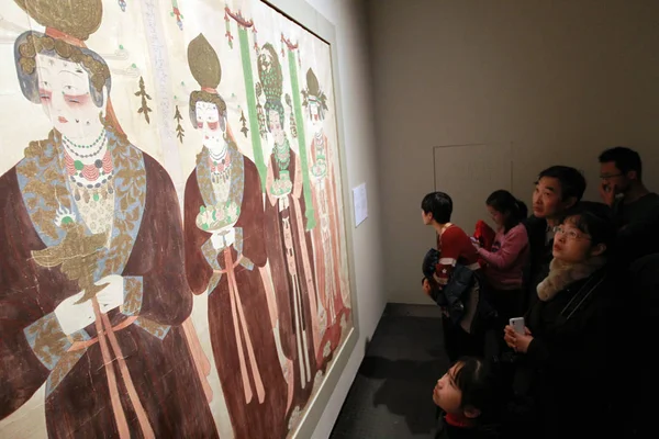 Los Visitantes Ven Frescos Replicados Las Grutas Mogao Durante Exposición — Foto de Stock