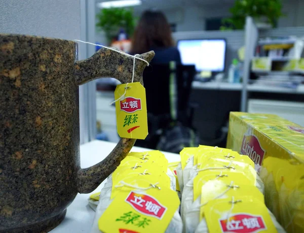 リプトンティーバッグは 中国の北京のオフィスで撮影されています 2012 — ストック写真