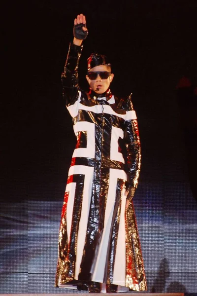 2013 南中国広東省広州で彼のワールド ツアーのコンサート中に実行する香港の歌手および俳優アーロン コック — ストック写真