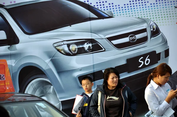 Los Visitantes Observan Byd Durante Una Exposición Automóviles Ciudad Qingdao — Foto de Stock