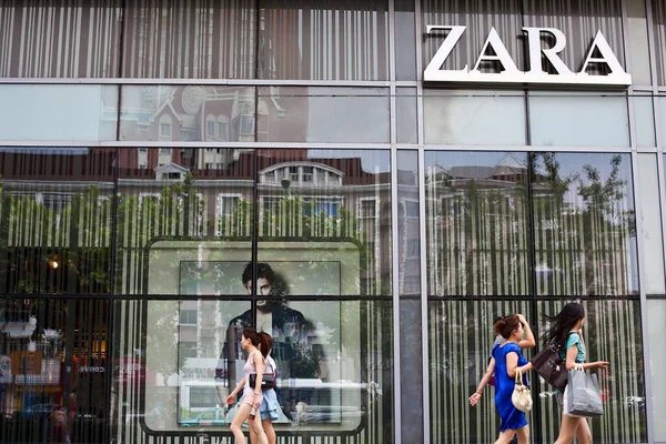 Pedestres Passam Por Uma Loja Zara Xangai China Julho 2011 — Fotografia de Stock