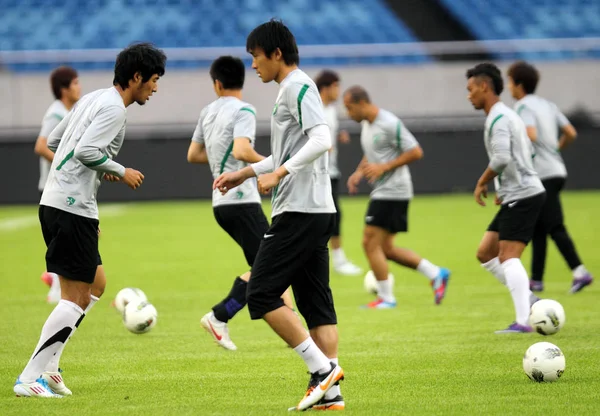 Fußballer Des Grünen Fußballklubs Von Hangzhou Trainieren Während Einer Trainingseinheit — Stockfoto