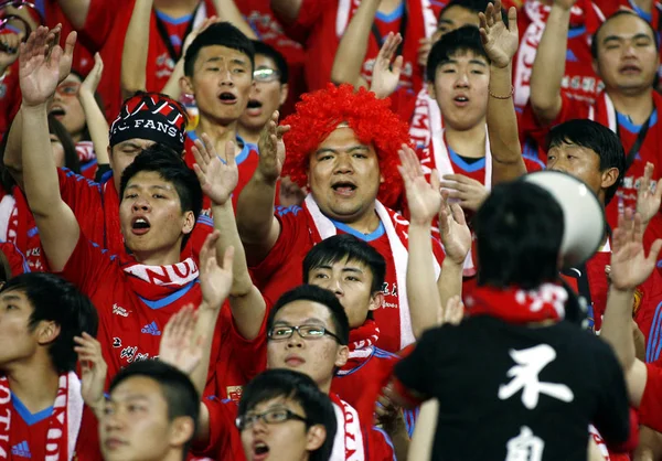 Chinese Fans Chant Slogans Show Support Chinas Guangzhou Evergrande Group — Stock Photo, Image