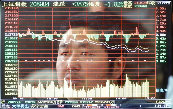 Tym Obraz Multi Ekspozycji Chiński Inwestor Wygląda Martwi Jak Patrzy — Zdjęcie stockowe