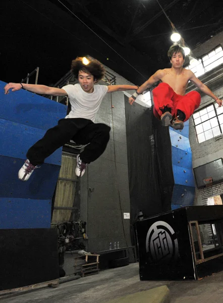 Giovani Cinesi Praticano Parkour Centro Sportivo Estremo Nella Città Wuhan — Foto Stock