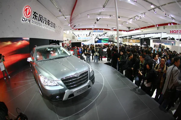 Bezoekers Menigte Stand Van Dongfeng Motor Tijdens Een Auto Show — Stockfoto