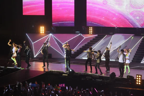 Miembros Boy Band Surcoreana 2Pm Tocan Durante Concierto Hong Kong —  Fotos de Stock