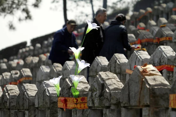 2012년 24일 후베이성 우한시의 청소의 앞두고 묘지를 방문하는 사람들 — 스톡 사진