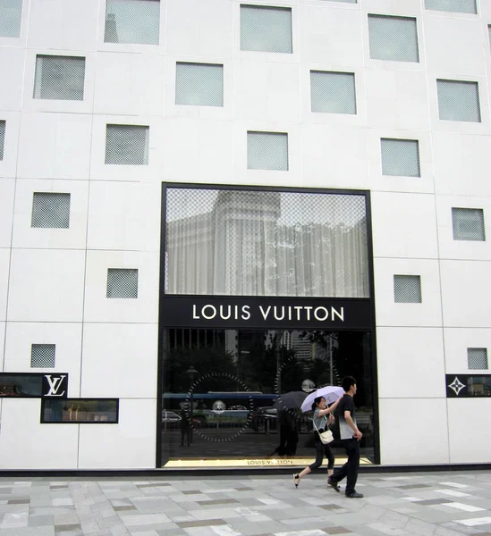 Woman Walks Louis Vuitton Boutique Beijing China November 2008 – Stock  Editorial Photo © ChinaImages #245216078