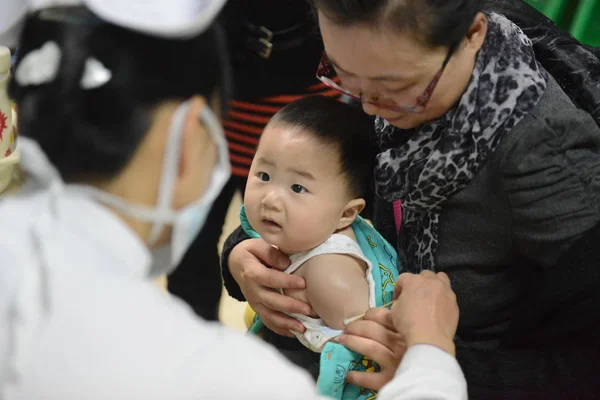 Медсестра Вакцинирует Маленького Ребенка Больнице Taiyuan Womens Childrens Hospital Городе — стоковое фото