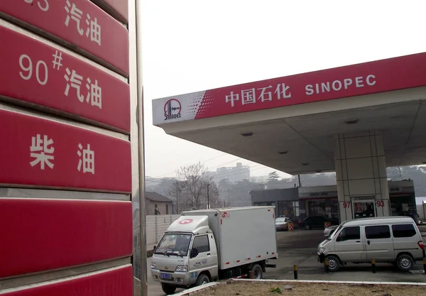 Autók Láthatók Egy Benzinkútnál Kínai Kőolaj Kémiai Corp Sinopec Nanjing — Stock Fotó