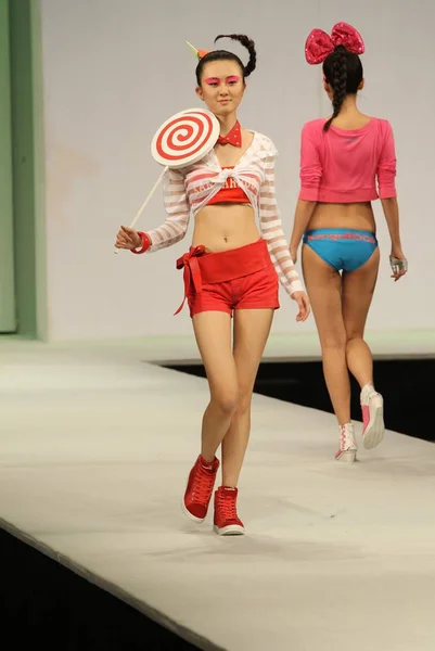 在2012年3月29日于中国北京举行的2012中国时装周冬季中国时装秀上的红蝴蝶时装秀 — 图库照片