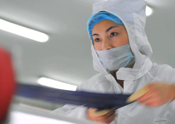 Trabajador Chino Fotografiado Una Fábrica Electrónica Chuzhou Provincia Chinas Anhui —  Fotos de Stock