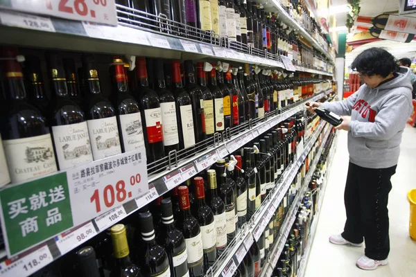 Client Achète Vin Rouge Importé France Dans Supermarché Shanghai Chine — Photo