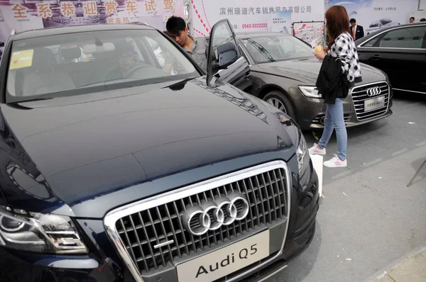 Visitors Look Audi Other Audi Cars Auto Show Binzhou City — Stock Photo, Image