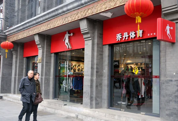 Fußgänger Gehen Einem Sportbekleidungsgeschäft Von Qiaodan Sports Peking China Vorbei — Stockfoto