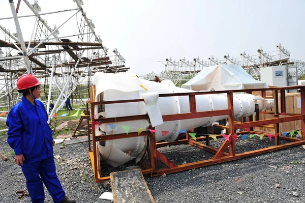 Arbetstagare Ses Byggplatsen För Giant Radio Telescope Vid Foten Sheshan — Stockfoto