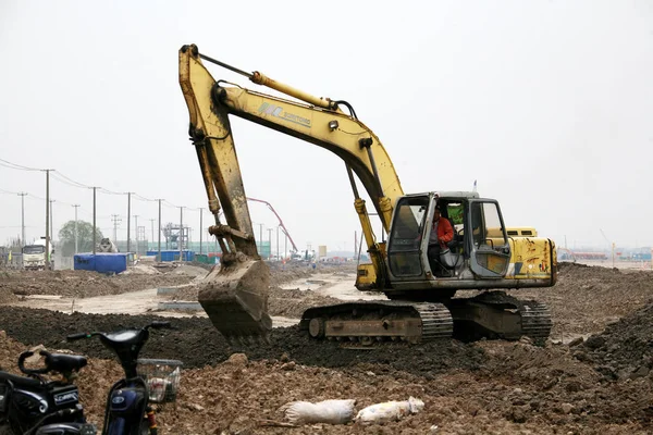 Ένας Κινέζος Εργαζόμενος Λειτουργεί Έναν Εκσκαφέα Για Σκάψει Στο Εργοτάξιο — Φωτογραφία Αρχείου