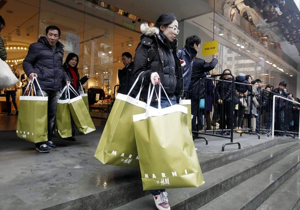 Shoppare Som Köpt Nya Samlingarna Marni Och Från Butik Shanghai — Stockfoto