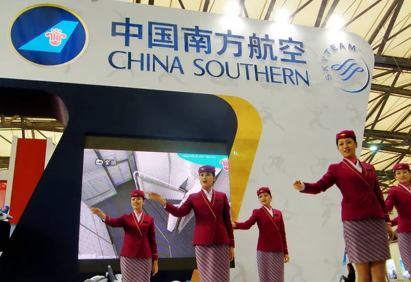 Chinese Personeel Vormen Stand Van China Southern Tijdens Een Beurs — Stockfoto