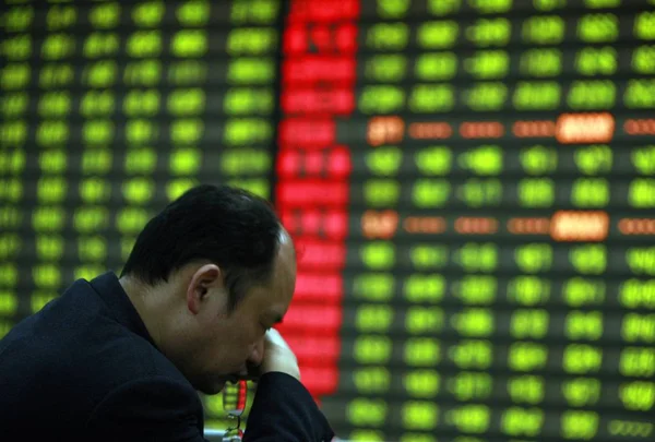 Chinese Investor Looks Prices Shares Green Price Falling Red Price — Stock Photo, Image