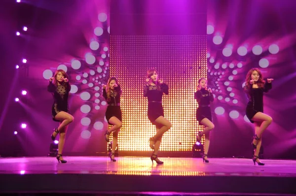 Membri Del Gruppo Sudcoreano Wonder Girls Esibiscono Durante Produzione Uno — Foto Stock