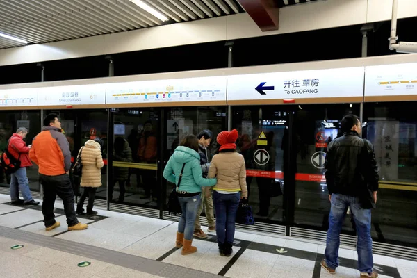Pasażerów Czekać Pociąg Metra Linii Stacji Metra Pekinie Grudnia 2013 — Zdjęcie stockowe