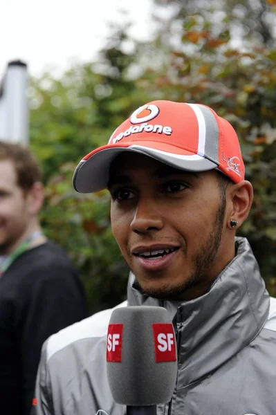 Piloto Británico Lewis Hamilton Del Equipo Mclaren Habla Durante Una —  Fotos de Stock