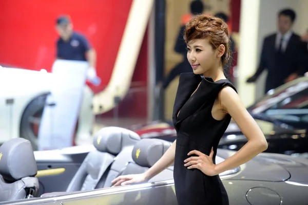 Modelo Posa Com Carro Conversível Maserati Durante 12Th Beijing International — Fotografia de Stock