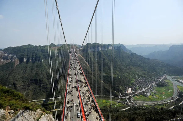 Visitantes Passam Pela Ponte Suspensão Aizhai Cidade Aizhai Cidade Jishou — Fotografia de Stock