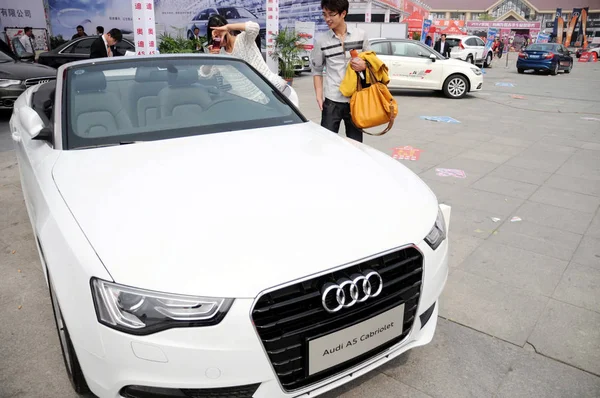 Les Visiteurs Regardent Une Audi Cabroilet Lors Salon Automobile Binzhou — Photo
