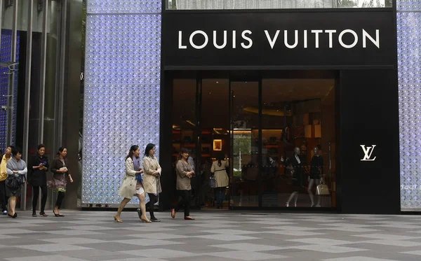 Gyalogosok Séta Múltban Louis Vuitton Áruház Shanghai Kína Október 2011 — Stock Fotó