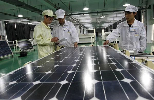 Trabajadores Ocupados Una Fábrica Paneles Solares Ciudad Huaibei Este Provincia — Foto de Stock