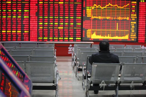 中国の投資家は Huaibei 中央中国安徽州の株式仲買家で株式の価格を見て 価格上昇のための赤 価格下落のためにグリーン 12月25日2013 — ストック写真