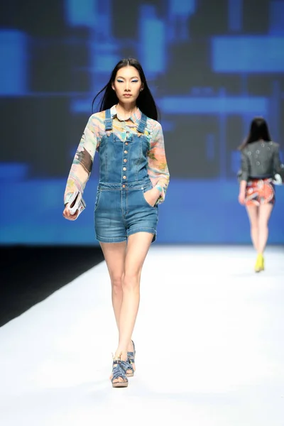 Modelo Apresenta Uma Criação Coleção Femina Durante Shanghai Fashion Week — Fotografia de Stock