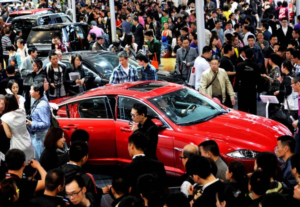 Návštěvníci Dav Kolem Vozů Jaguar Land Rover Během Peking Mezinárodní — Stock fotografie