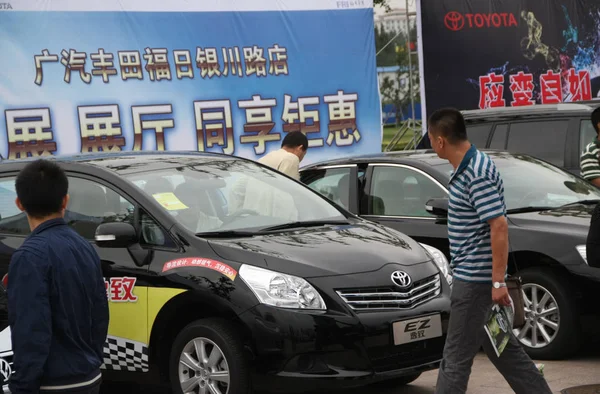 Zwiedzający Wyglądają Samochody Toyota Podczas Pokazu Auto Qingdao Miasta Wschodnia — Zdjęcie stockowe