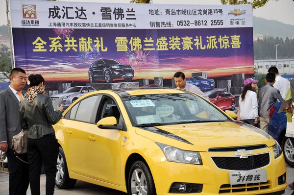 2011년 10월 22일 산둥성 칭다오시에서 자동차 쇼에서 사이크와 제너럴 모터스 — 스톡 사진