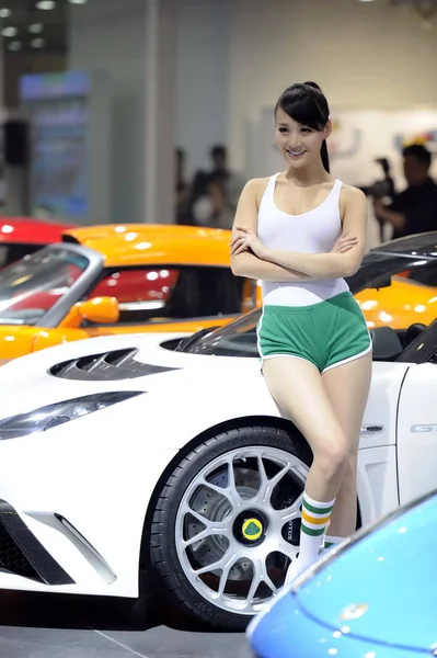 Een Model Poseert Met Een Lotus Nyo Roadster Tijdens 12E — Stockfoto