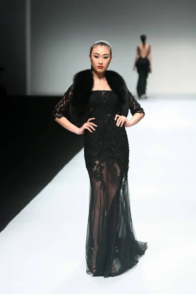 Model Presents Creation Tina Couture Autumn Winter Collection Shanghai Fashion — Stock Photo, Image