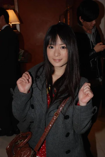 日本のAvアイドル原田あきえは 2012年3月18日 上海で開催された中国アダルトケアエキスポに出席する前にホテルでポーズをとります — ストック写真