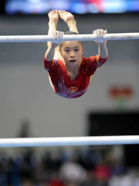 中国体操選手ヤオ ジンナンは 2012年4月8日 中国東部山東省ジボ市で開催された体操ワールドカップZibo 2012の女子不均一なバーイベントに出場します — ストック写真