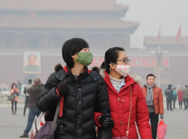 Tourists Wearing Face Masks Visit Tiananmen Square Heavy Smog Beijing — Stock Photo, Image