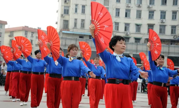 高齢者は 2011年10月5日 中国東部安寧省のチャオフーで太極拳ファンと太極拳を演奏します — ストック写真