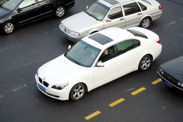 File Bmw Carro Viaja Entre Outros Carros Uma Estrada Xangai — Fotografia de Stock