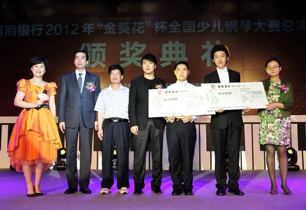 Chinese Pianist Lang Lang Center Poses Young Kids Other Guests — Stock Photo, Image