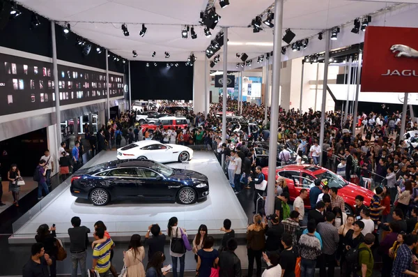 Visitors Crowd Jaguar Cars 12Th Beijing International Automotive Exhibition Known — Stock Photo, Image