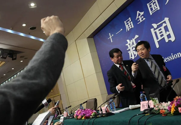 スタッフを求める翔文波 三易グループ株式会社 2012 中国の北京で つのセッションのための記者会見を包む社長 — ストック写真